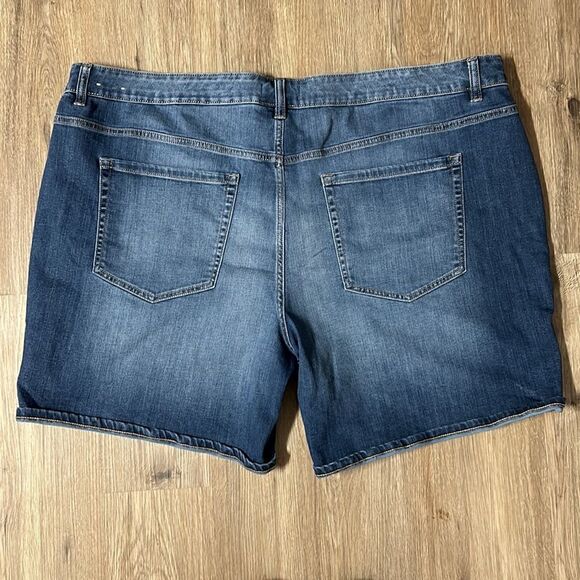 LANE BRYANT Mid-Rise Girlfriend Jean Shorts - Picture 5 of 6